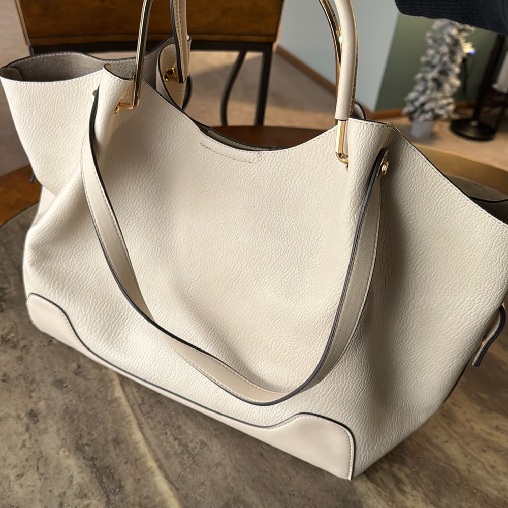 Leather Cream Beige LIKE NEW shoulder bag purse - gold hardware- very spacious!